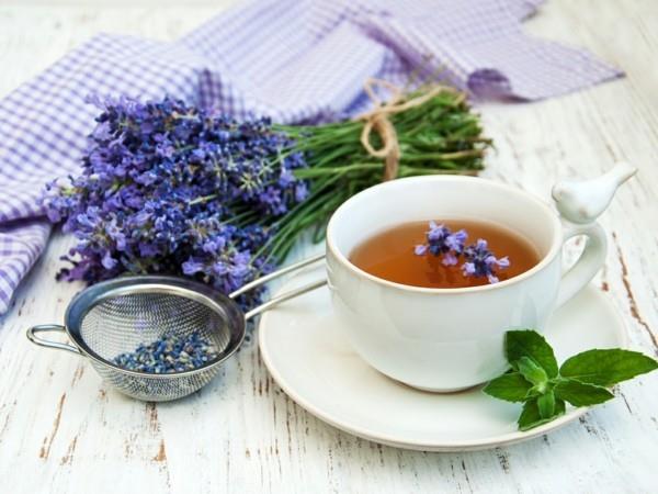 Tee itsellesi terve laventeliöljy teekannussa