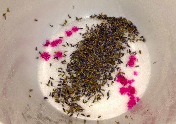 Tee itse laventelin kukkien elintarvikeväri -kylpypallot