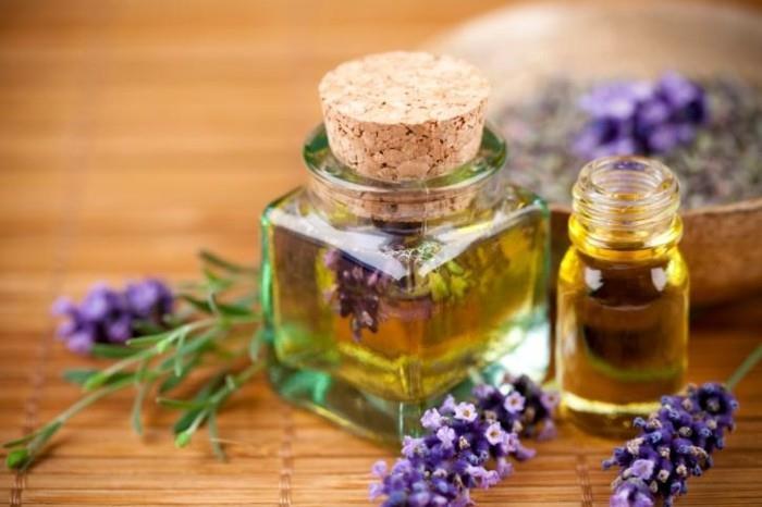 Tee laventeliöljy itse oliiviöljystä ja tuoreista kukista lasissa