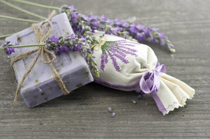 laventelisaippua tuoreilla kukilla
