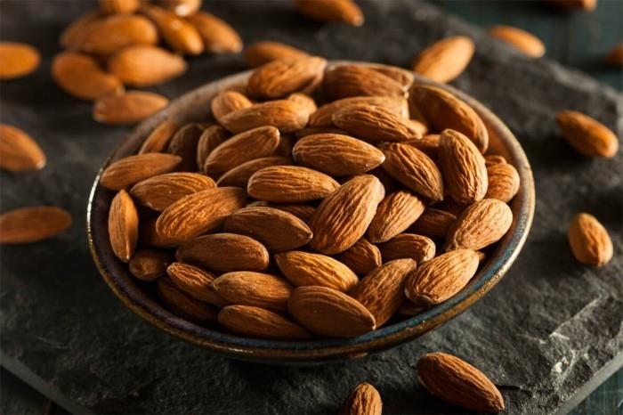 elää terveellisesti syöminen mantelit pähkinät terveet