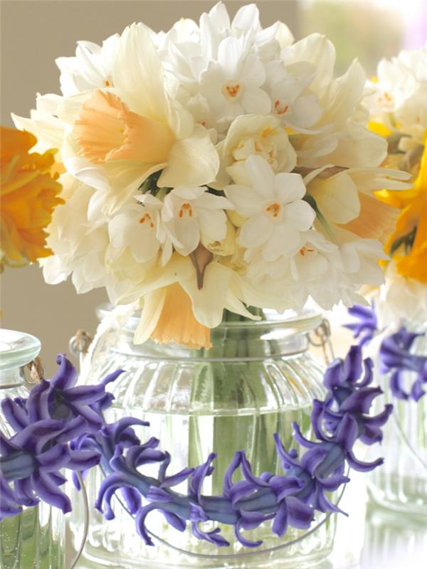 elävä terve fytoterapia kimppu maljakko valkoiset kukat violetti
