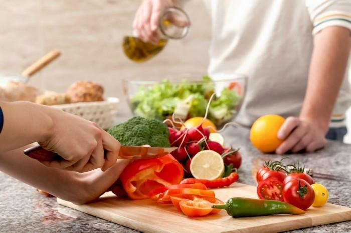 elävä terve salaatti valmistaa oliiviöljyä terveydelle