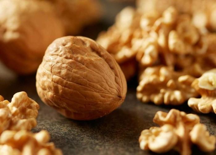 terveet elävät saksanpähkinät syövät rasvaisia ​​tuotteita