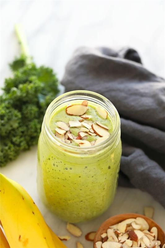 herkullinen lehtikaali smoothie mantelilla