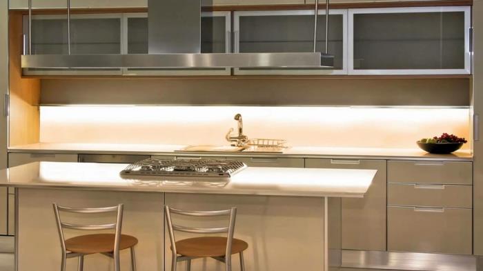 led -keittiön valaistus led -nauhat valaisevat keittiön takaseinää