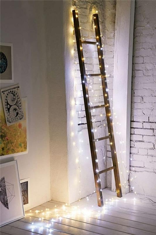 led keiju valot koristavat portaita tiiliseinä
