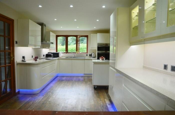 led -valopalkki keittiö valaisee sinistä vaaleaa valkoista keittiökaappia