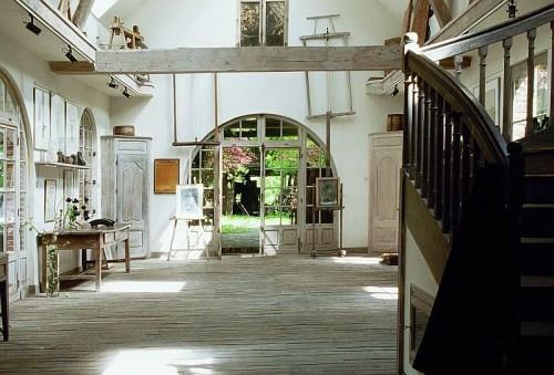 tyhjä huone puutarha takapiha vanha antiikki ranskalainen maalaismainen muotoilu