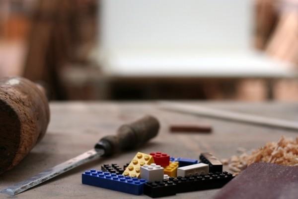 lego ideoita ideoida pöydän ääressä