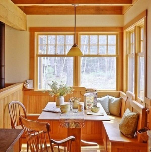 valoisa ilmapiiri puukalusteet pöytätuolit keittiö