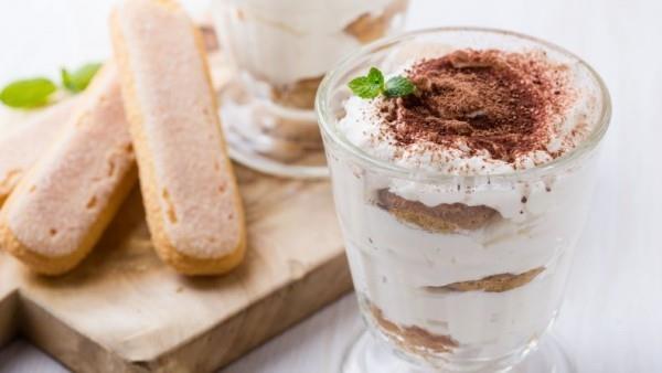 lusikka keksejä mascarpone kakku tiramisu lasissa