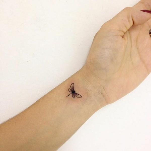 sudenkorento tatuoinnit naisten ideoita tatuointi ranteeseen
