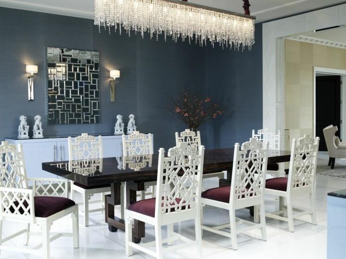 valosuunnittelu ruokasalissa loistavat kattokruunut ja tyylikkäät seinävalaisimet