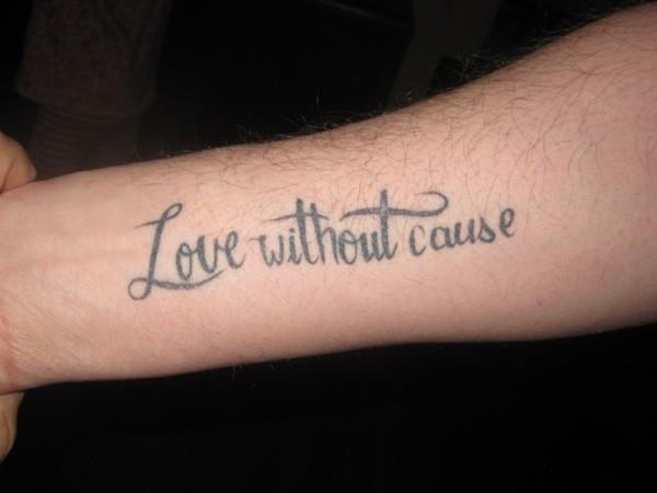 rakkaus ilman syytä sanoen tatuointi kyynärvarren