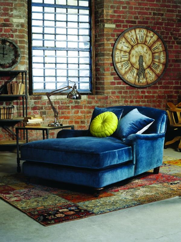 kallistuva sohva sininen heitotyynyt tiiliseinävärinen matto