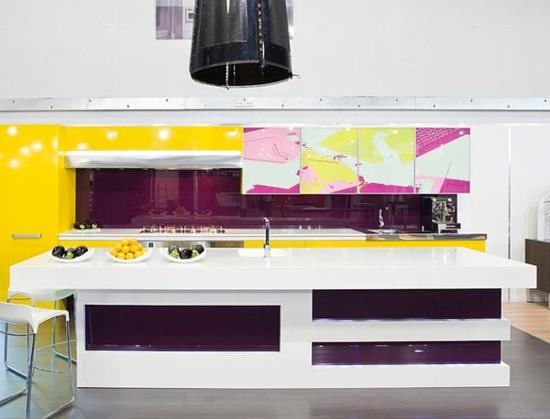 violetti väripaletti keittiössä kiiltävä kirkkaan keltainen muotoilu
