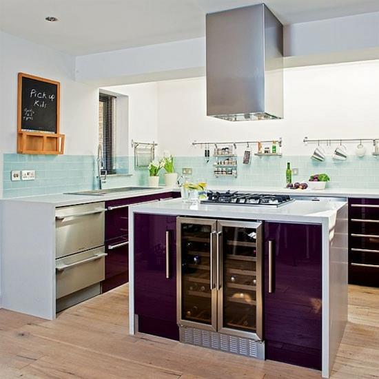violetti värivalikoima keittiön kiiltävä saaren keittiökaapissa
