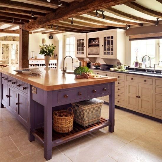 violetti väripaletti keittiössä lumoava keittiösaari maalaismainen muotoilu