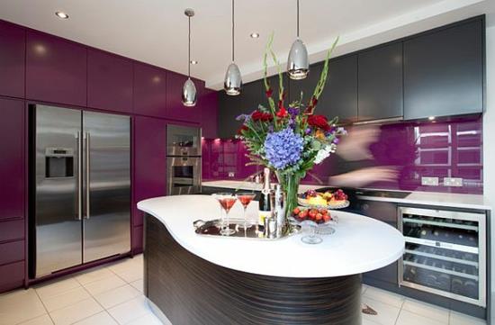 violetti värivalikoima keittiön saarella riippuvalaisimet violetti