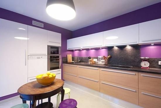 violetti värivalikoima keittiön keittiön takaseinäkaapissa puu