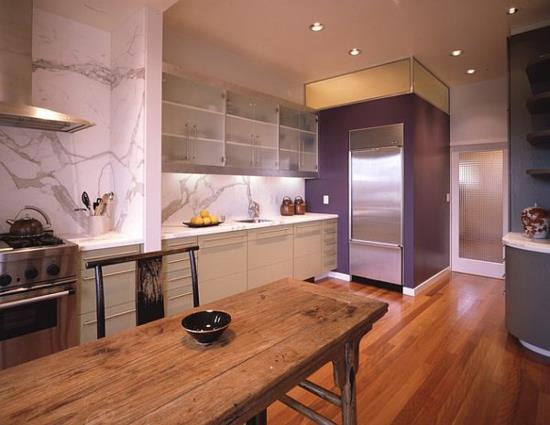 violetti värivalikoima keittiössä massiivipuuta ruokapöytä seinähyllyt lasi