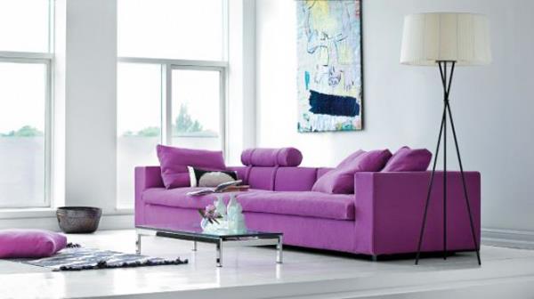 violetti värimaailma tumma sohva matala pöytä