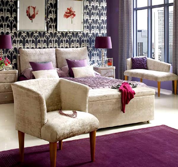 violetti värimaailma pehmustetut nojatuolit käsinojat matto violetti
