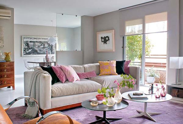 violetti värimaailma matto rikki valkoisia huonekaluja