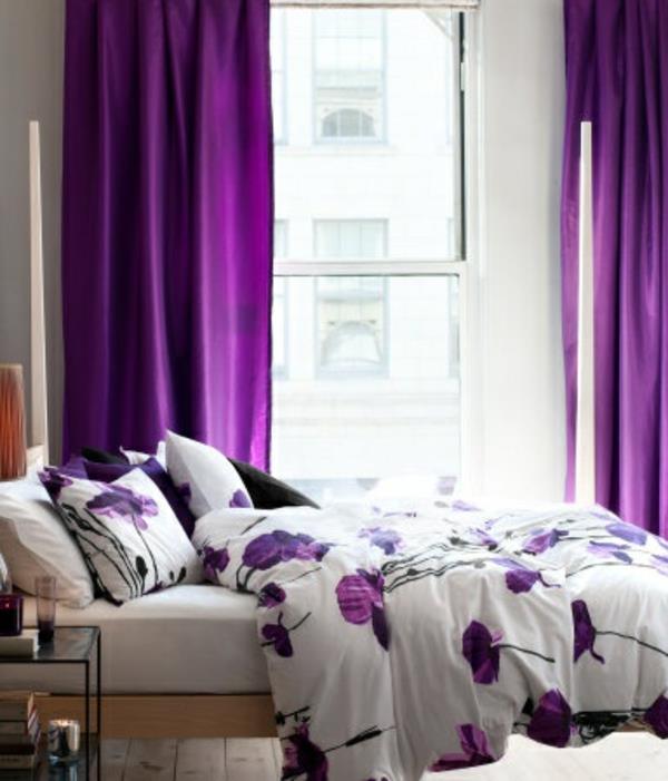 verhot violetissa ikkunaverhoissa makuuhuoneen vuodevaatteet