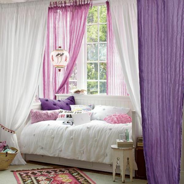 violetti-verhot-ikkuna-verhot-makuuhuone-tyttö