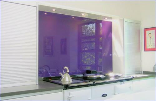 violetti-lasi-keittiö-peili-idea-keittiö-valkoinen