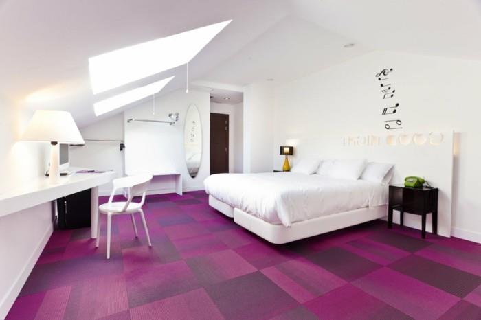 violetti matto kotiideoita makuuhuone valkoiset seinät