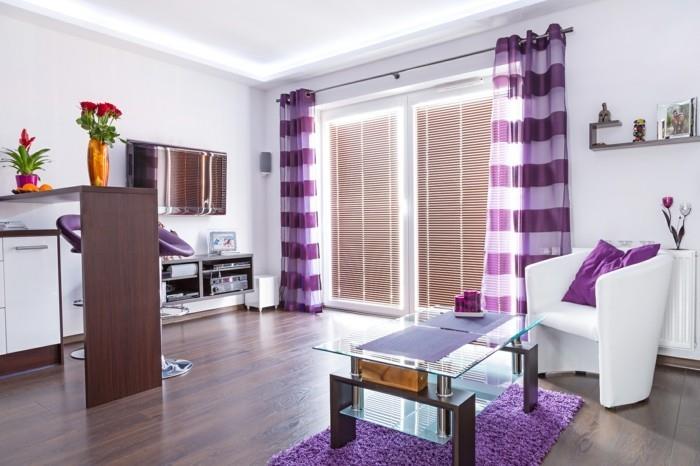 violetti matto kotiin ideoita olohuone violetti raita kuvio verhot