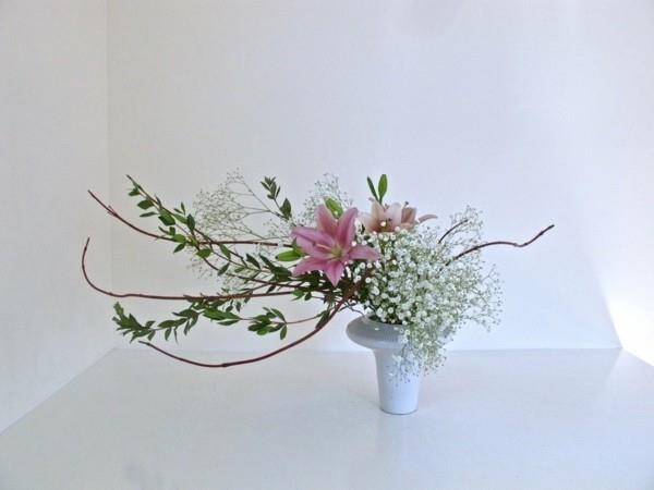 liljat gypsophila japanilainen kukka -asetelma