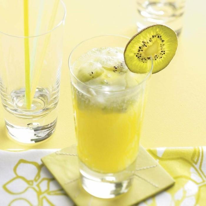 limonadi -ideoita lasi tarjottimelle