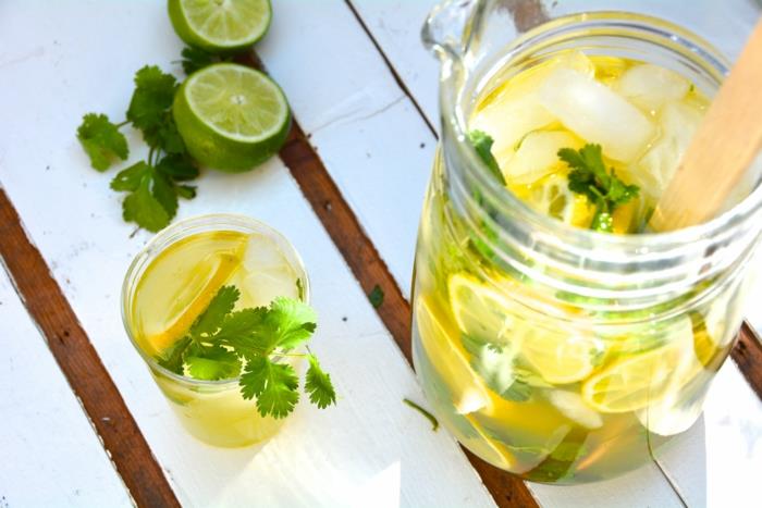 Tee limonadi itsellesi jääkuutioita lime -korianteria