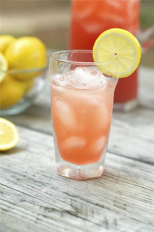 Tee limonadi itsellesi mansikkakastike tuoreista mansikoista