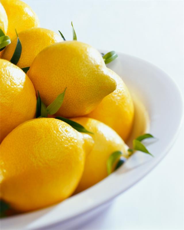 Tee limonadi itse tuorepuristetuista hedelmistä sitruunoita