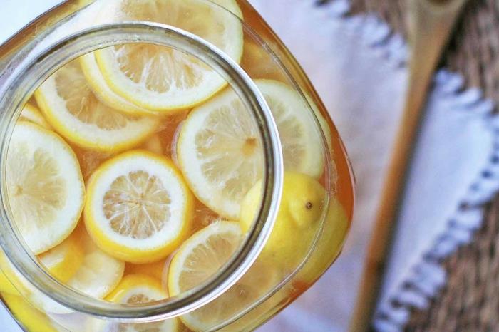 Tee limonadi itsellesi tuoreita sitruunanpaloja