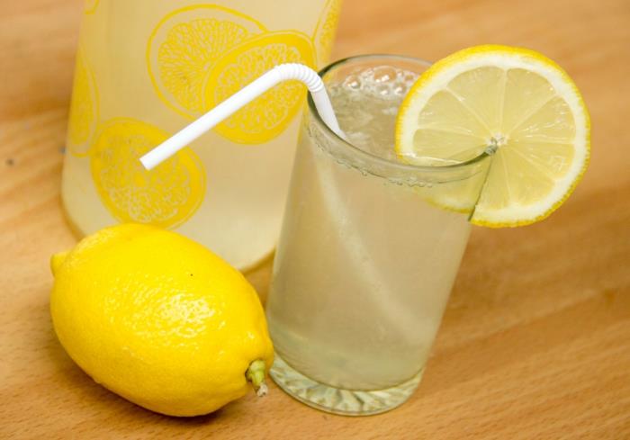 Tee limonadi itsellesi kylmää juomaa tuoreita sitruunoita