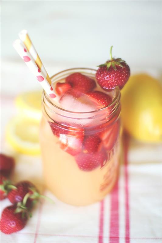 Tee limonadi itse kesäreseptejä mansikka