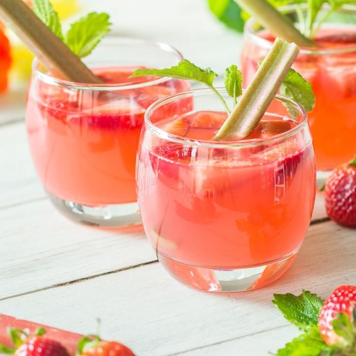 Tee limonadi itsellesi kesäreseptejä raparperi mansikka