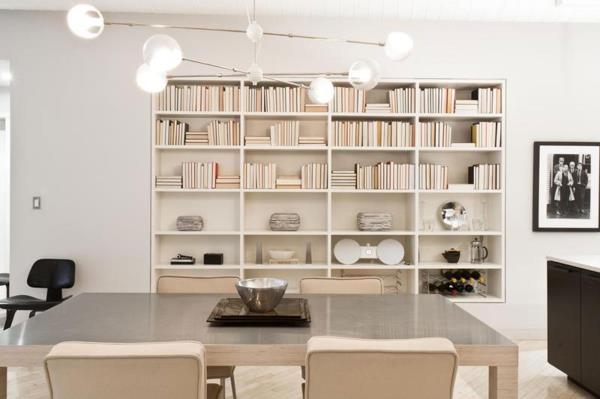 Loft -muotoilu, jossa mustavalkoinen sisustus ruokapöytä seinähyllyt kirjat