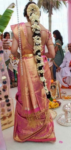 Hosszú haj indiai esküvői frizura virágokkal