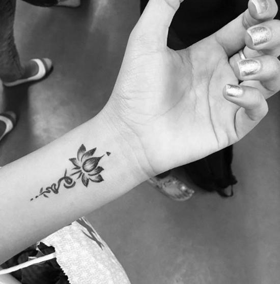 lotus mini tatuointi ranne