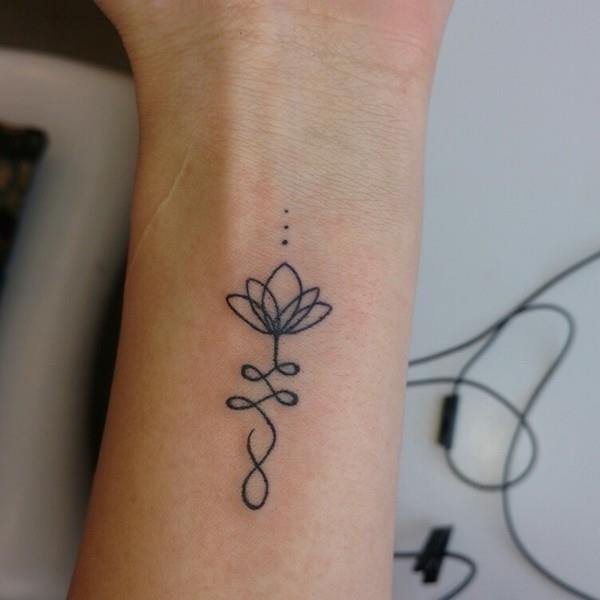 lotus motiivi tatuoinnit naisten rannetatuointi