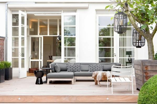 lounge -terassi kuin boutique -hotellissa, joka on tyylikäs harmaissa suurissa lyhtyissä