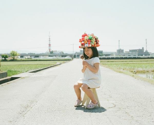 hauskoja lasten kuvia lasten valokuvia Nagano Toyoka tytär hedelmä hattu