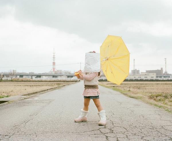 hauskoja lasten kuvia lasten kuvia Nagano Toyoka tytär sateenvarjo